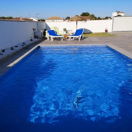 Casa De Construccion Moderna Con Piscina Privada
