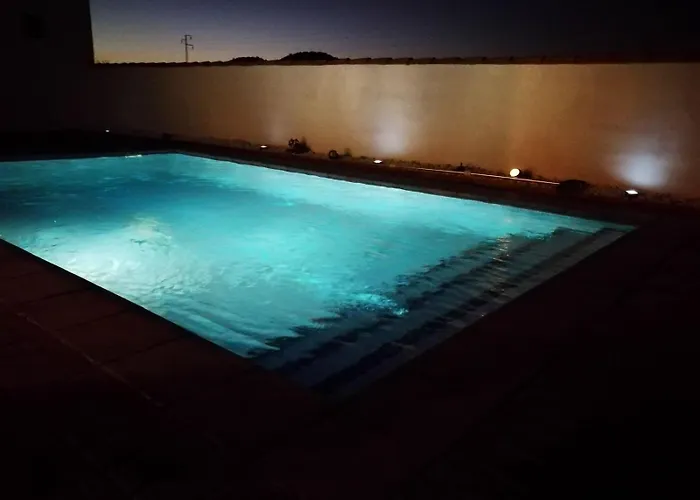 Casa De Construccion Moderna Con Piscina Privada Chalet *