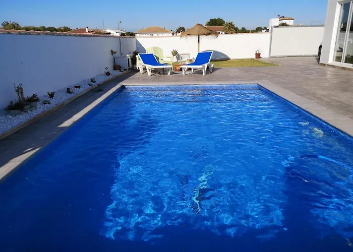 Casa De Construccion Moderna Con Piscina Privada