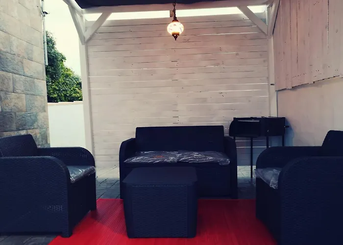 Casa De Construccion Moderna Con Piscina Privada