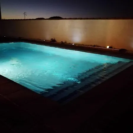 Casa De Construccion Moderna Con Piscina Privada Chalé *