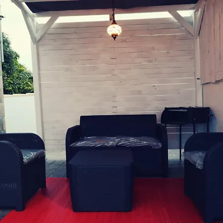 Casa De Construccion Moderna Con Piscina Privada